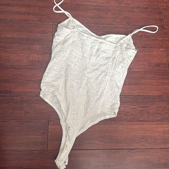 ASTR Textured Cream Bodysuit Snap Crotch - NEVER WORN - NWOT - Size Medium - Picture 2 of 5